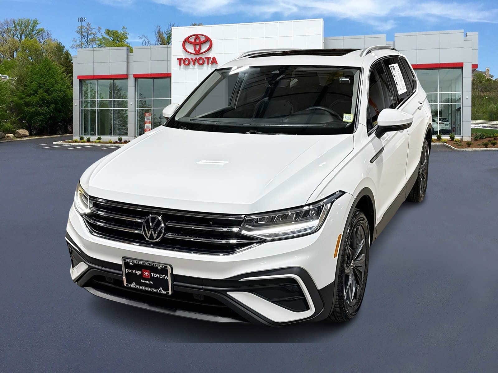 Thumbnail: 2022 Volkswagen Tiguan - 1