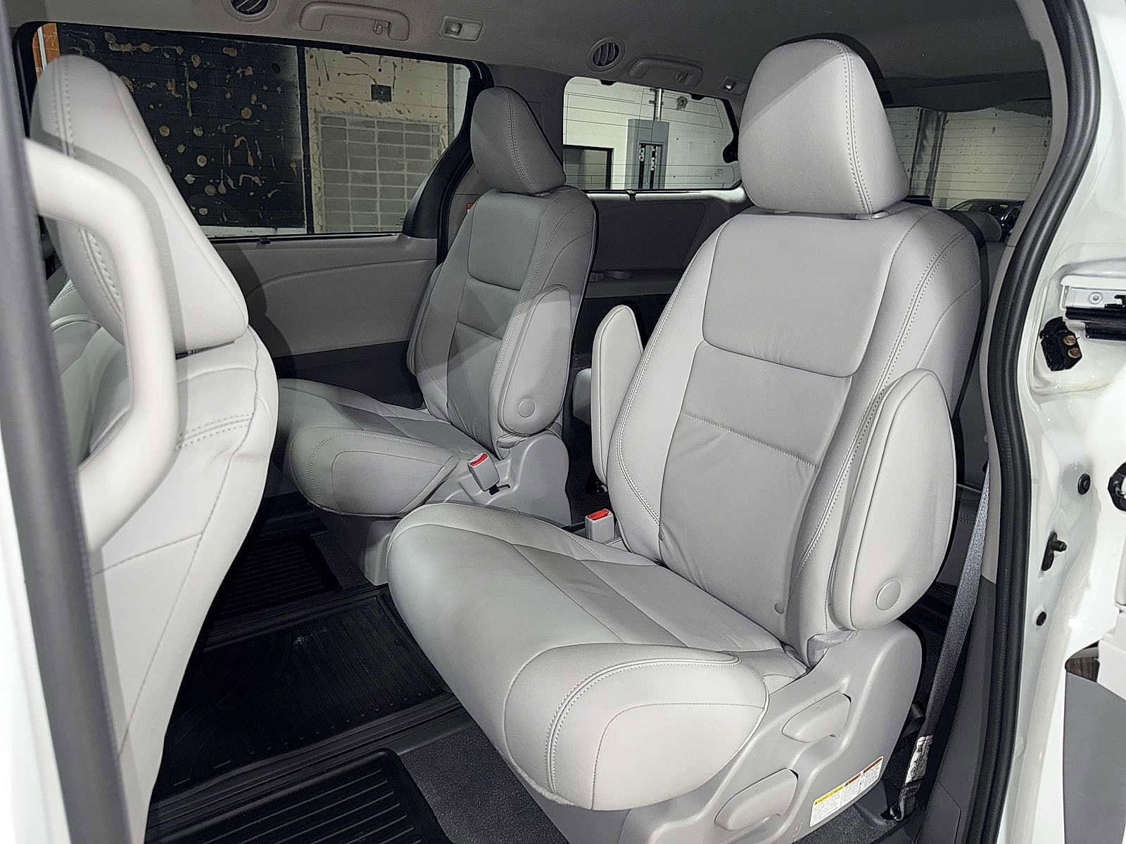 Thumbnail: 2020 Toyota Sienna - 17