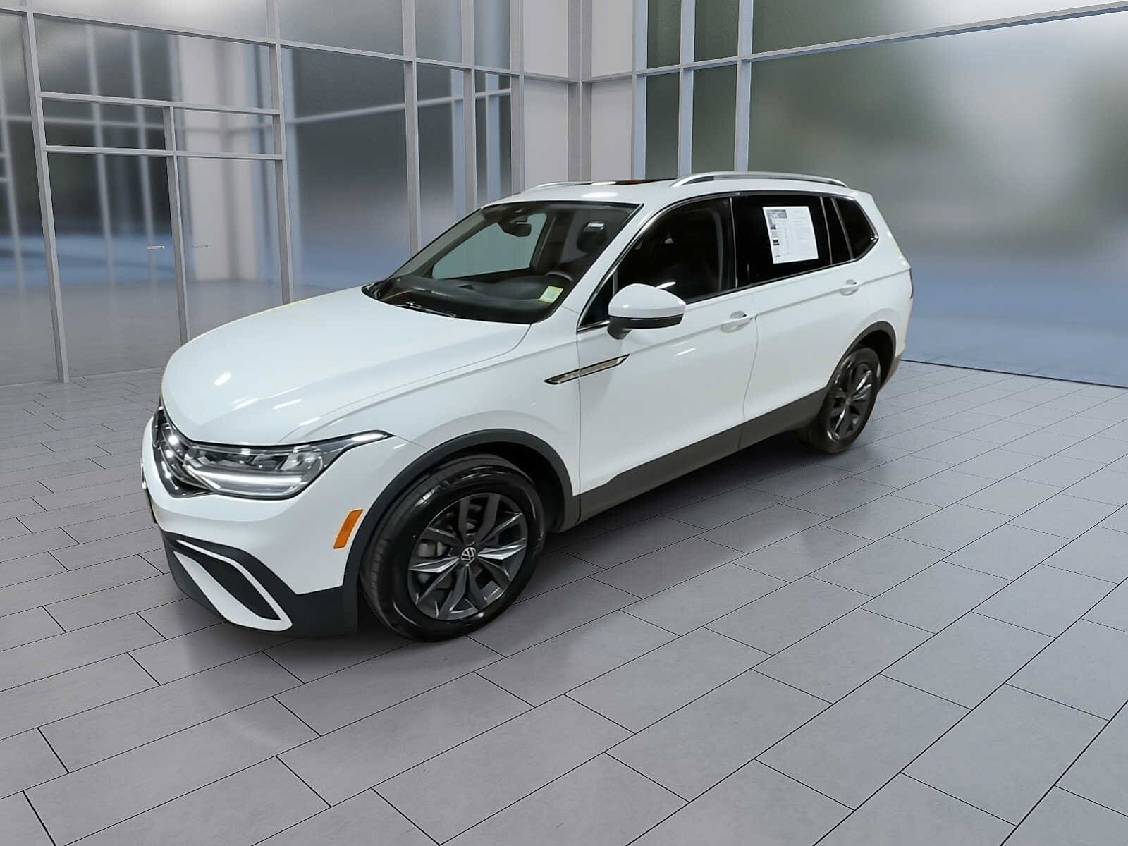 Thumbnail: 2022 Volkswagen Tiguan - 4