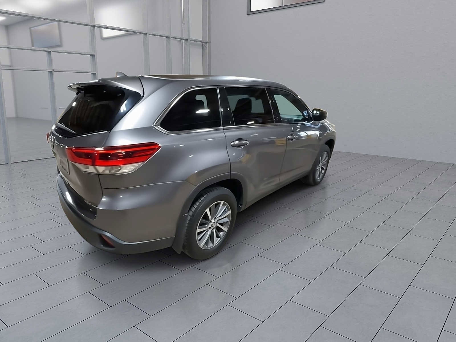 Thumbnail: 2019 Toyota Highlander - 8