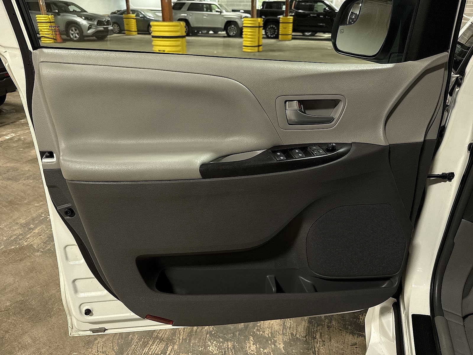 Thumbnail: 2018 Toyota Sienna - 32