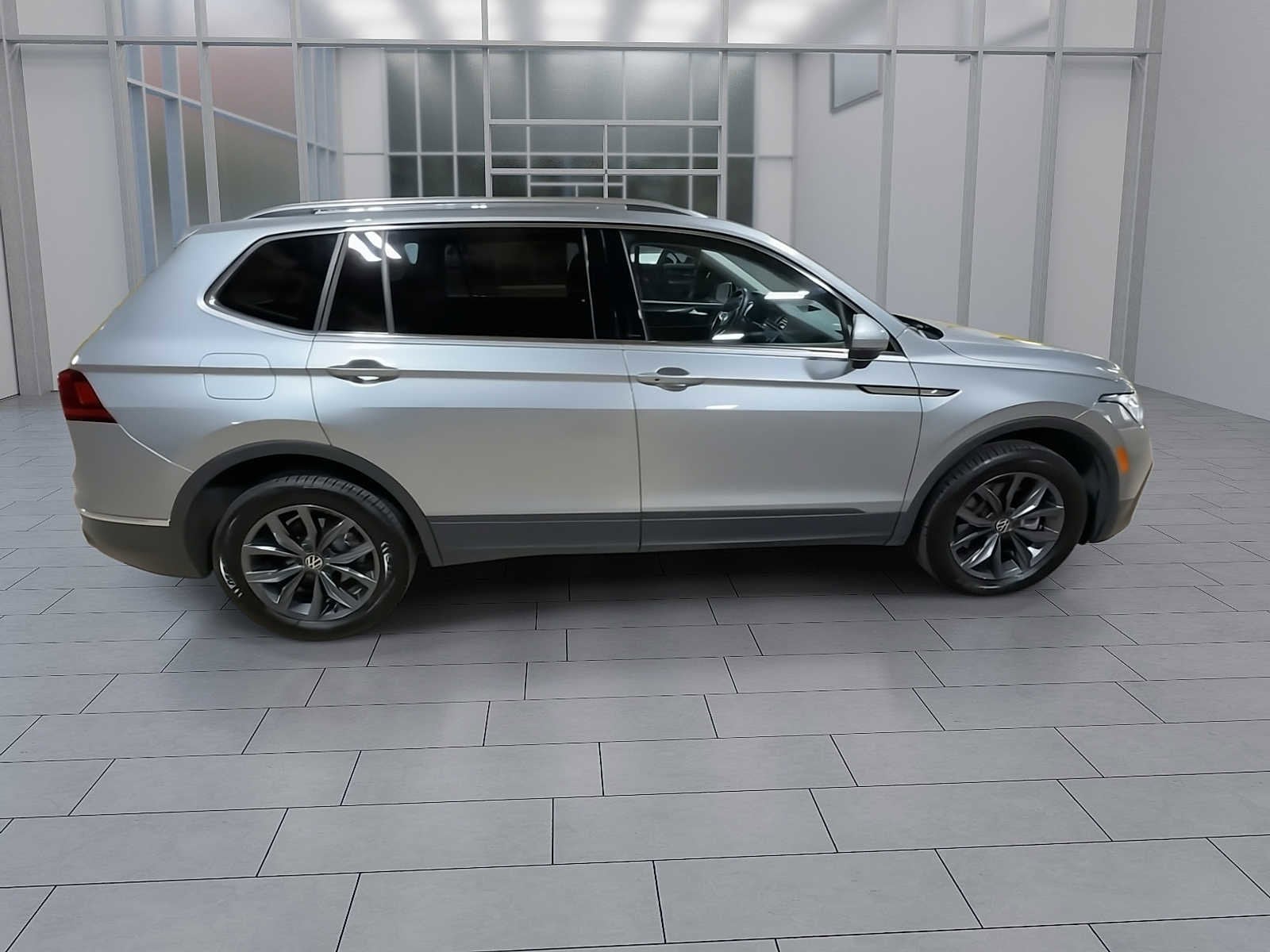 Thumbnail: 2023 Volkswagen Tiguan - 8