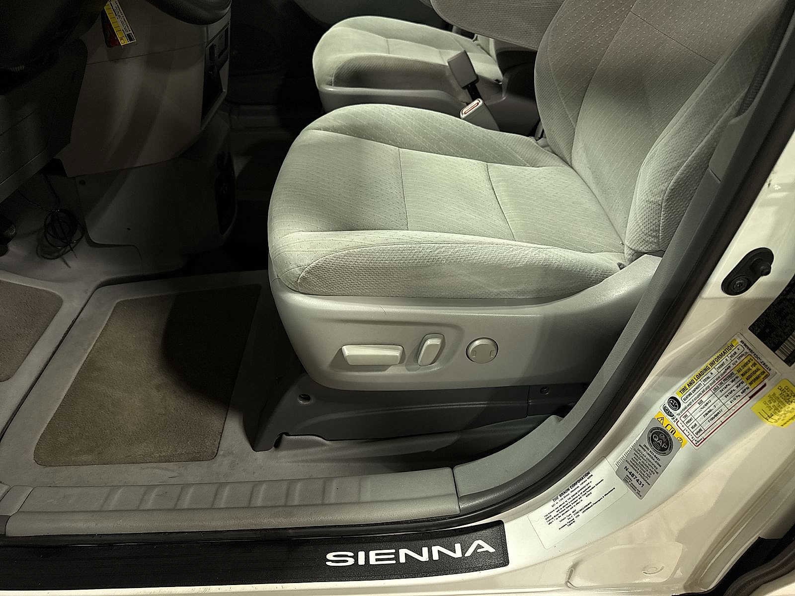 Thumbnail: 2018 Toyota Sienna - 24