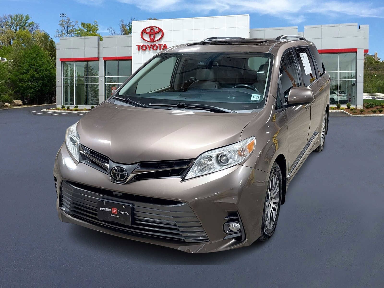 Thumbnail: 2018 Toyota Sienna - 1