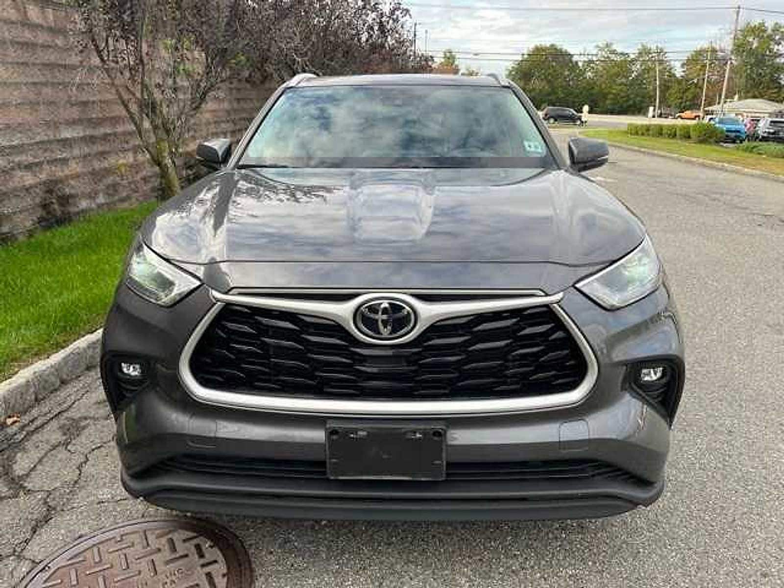 Thumbnail: 2022 Toyota Highlander - 2