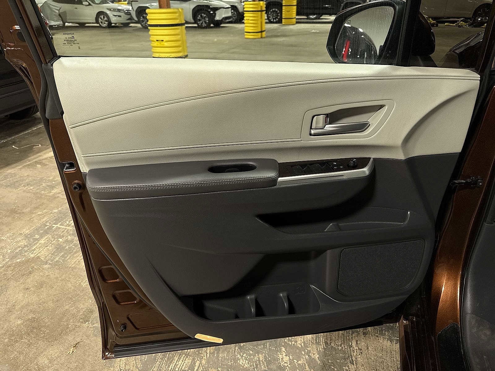 Thumbnail: 2023 Toyota Sienna - 32