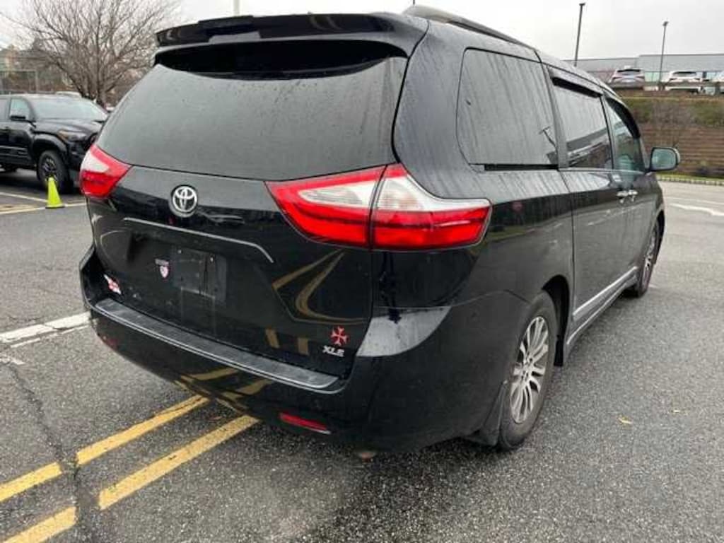 Used 2018 Toyota Sienna XLE 8 Passenger Van Passenger Van