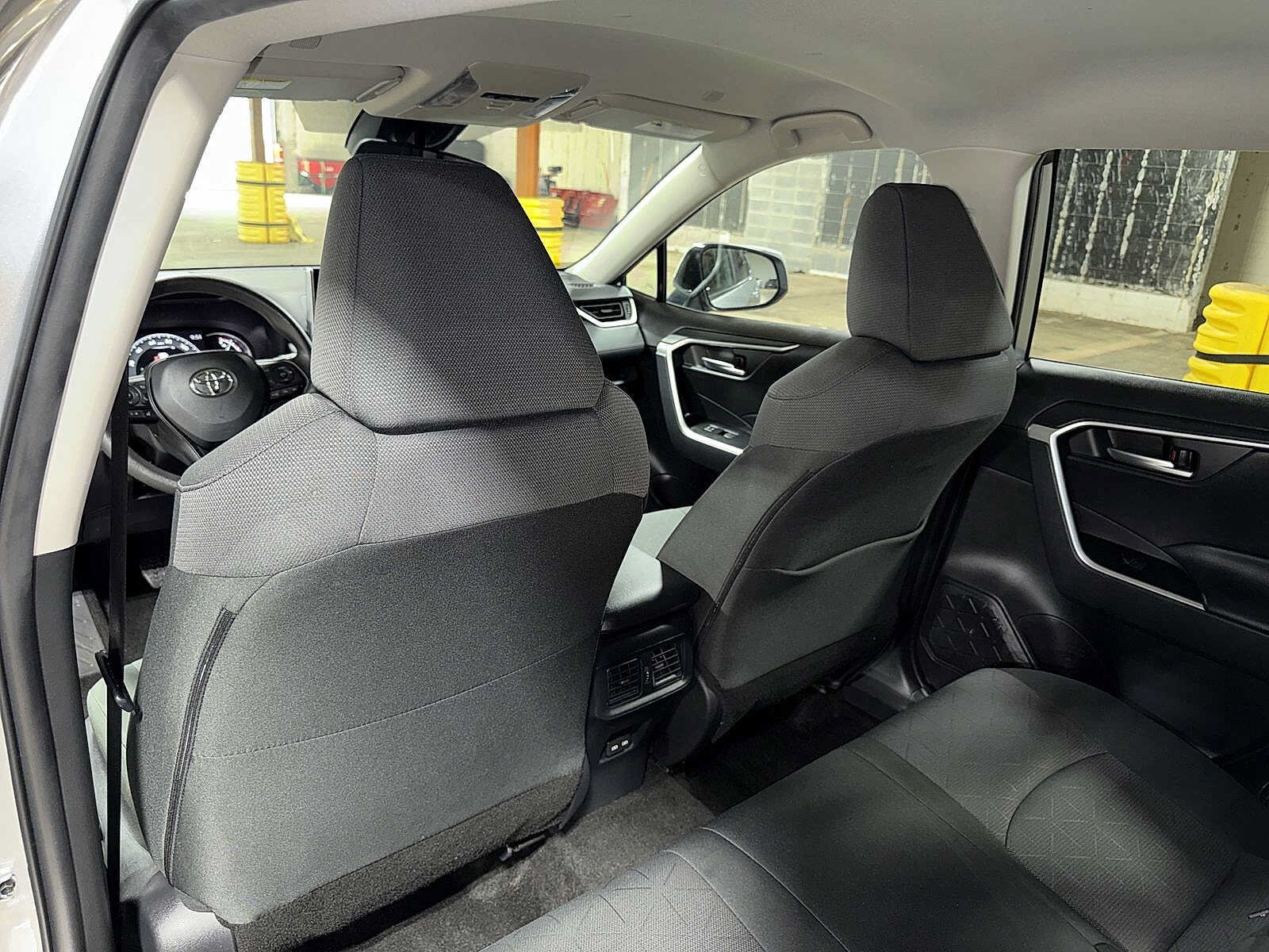 2025 Toyota RAV4 XLE - Photo 26