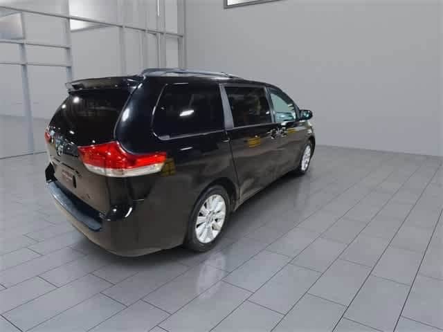Thumbnail: 2011 Toyota Sienna - 8