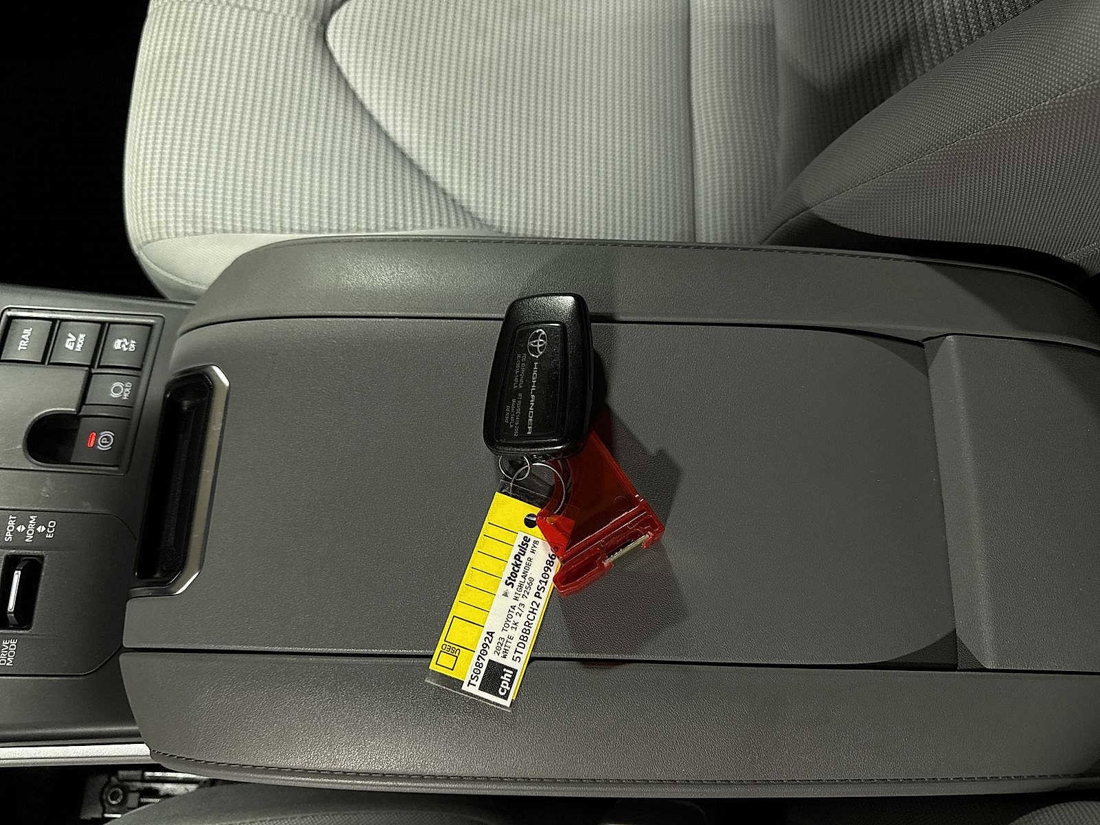 Thumbnail: 2023 Toyota Highlander - 34