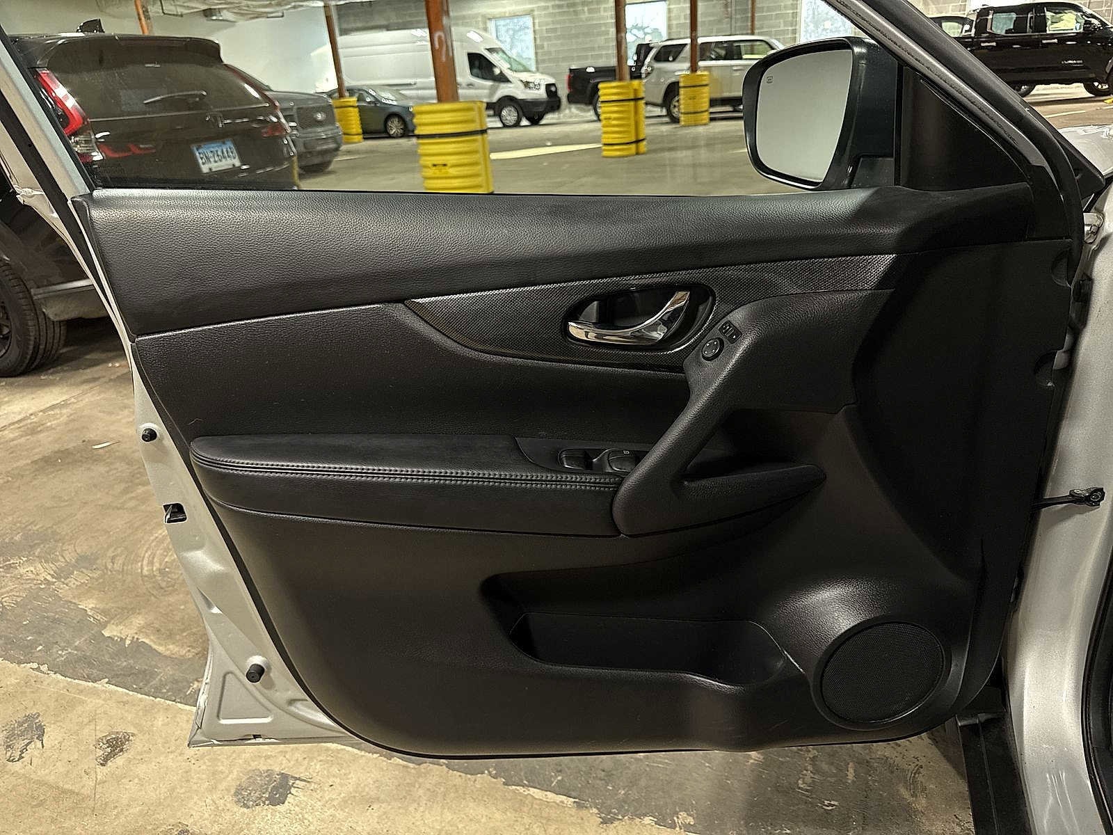 Thumbnail: 2015 Nissan Rogue - 30