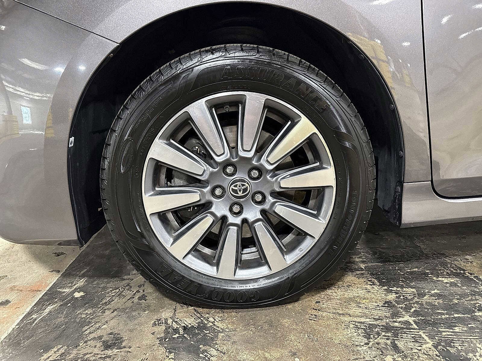 Thumbnail: 2020 Toyota Sienna - 10