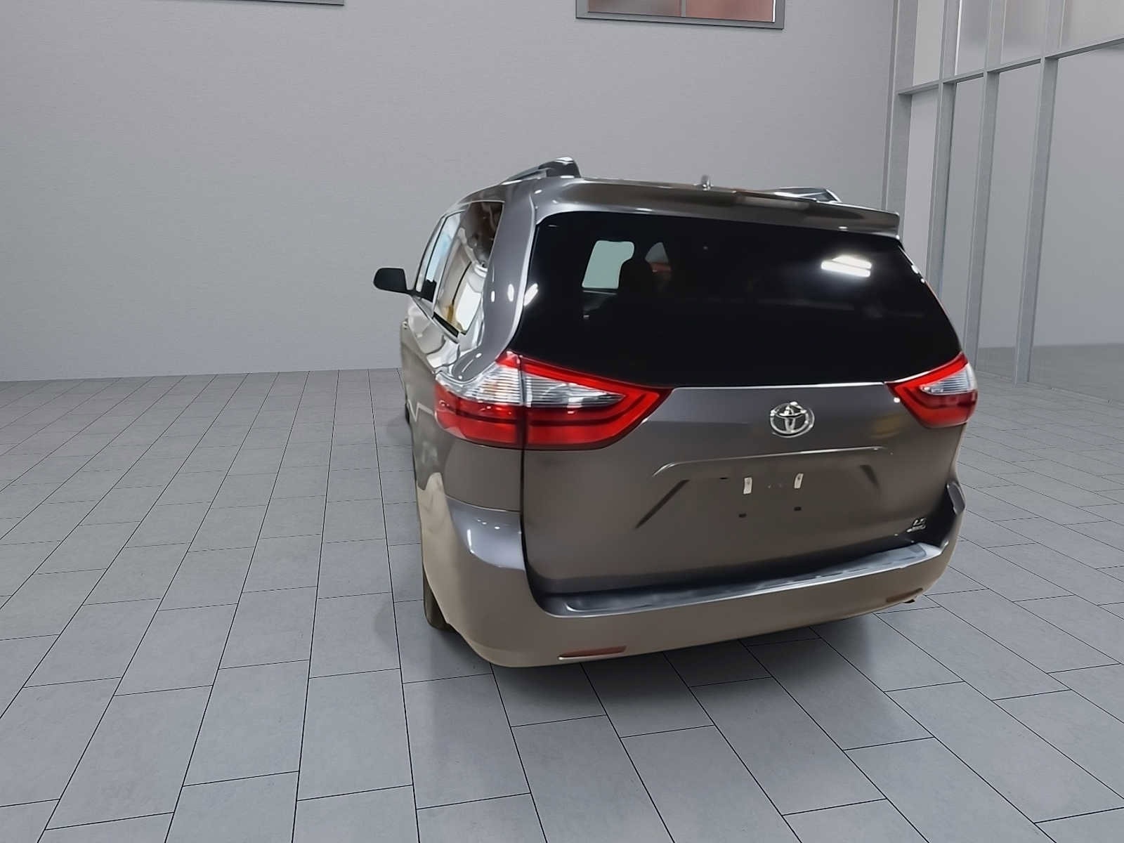 Thumbnail: 2020 Toyota Sienna - 7