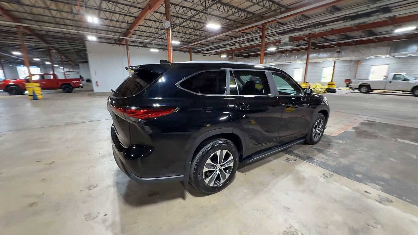 Thumbnail: 2023 Toyota Highlander - 8