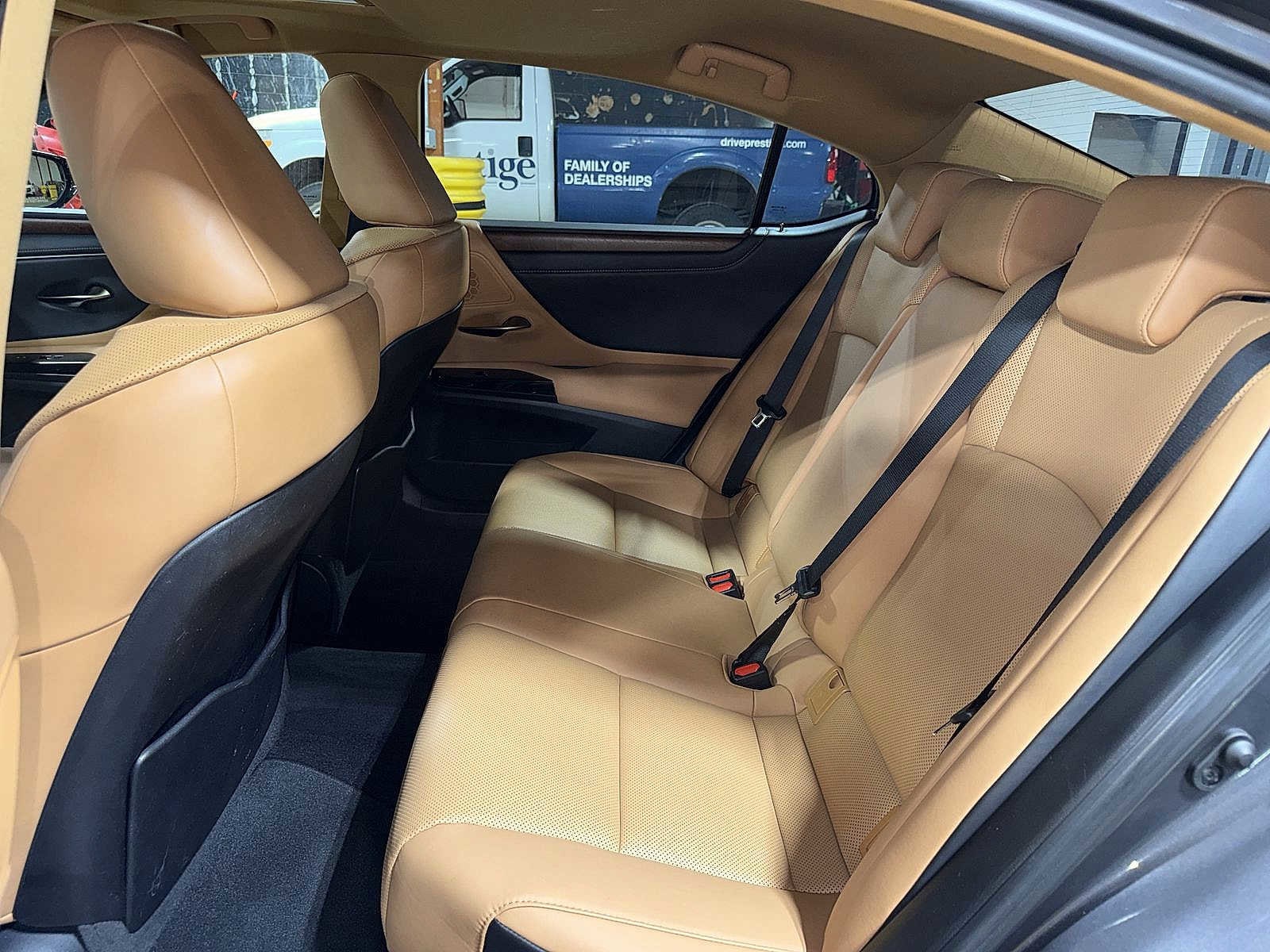 Thumbnail: 2022 Lexus ES - 17
