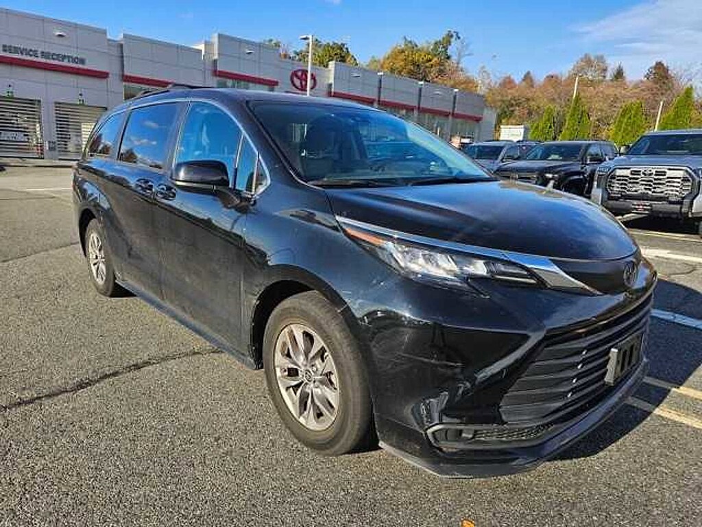 Used 2022 Toyota Sienna LE 8 Passenger Van Passenger Van