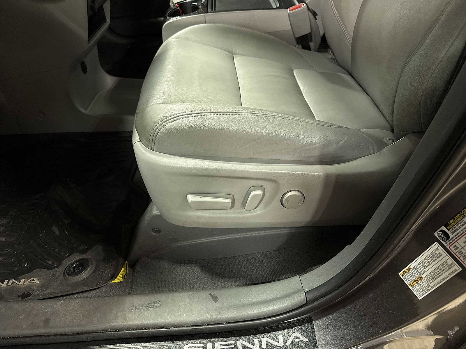 Thumbnail: 2020 Toyota Sienna - 23