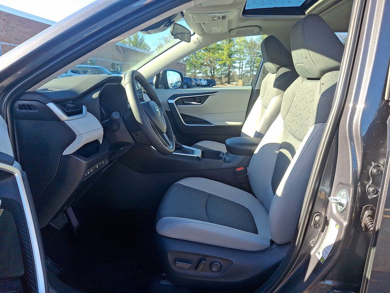 Thumbnail: 2025 Toyota RAV4 - 20