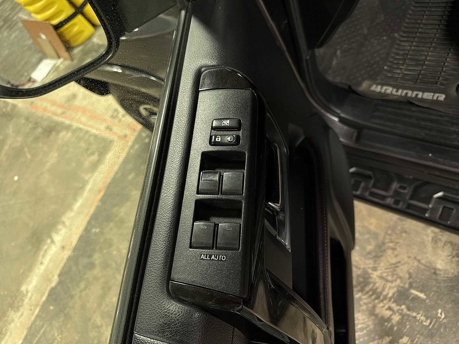 Thumbnail: 2017 Toyota 4Runner - 23