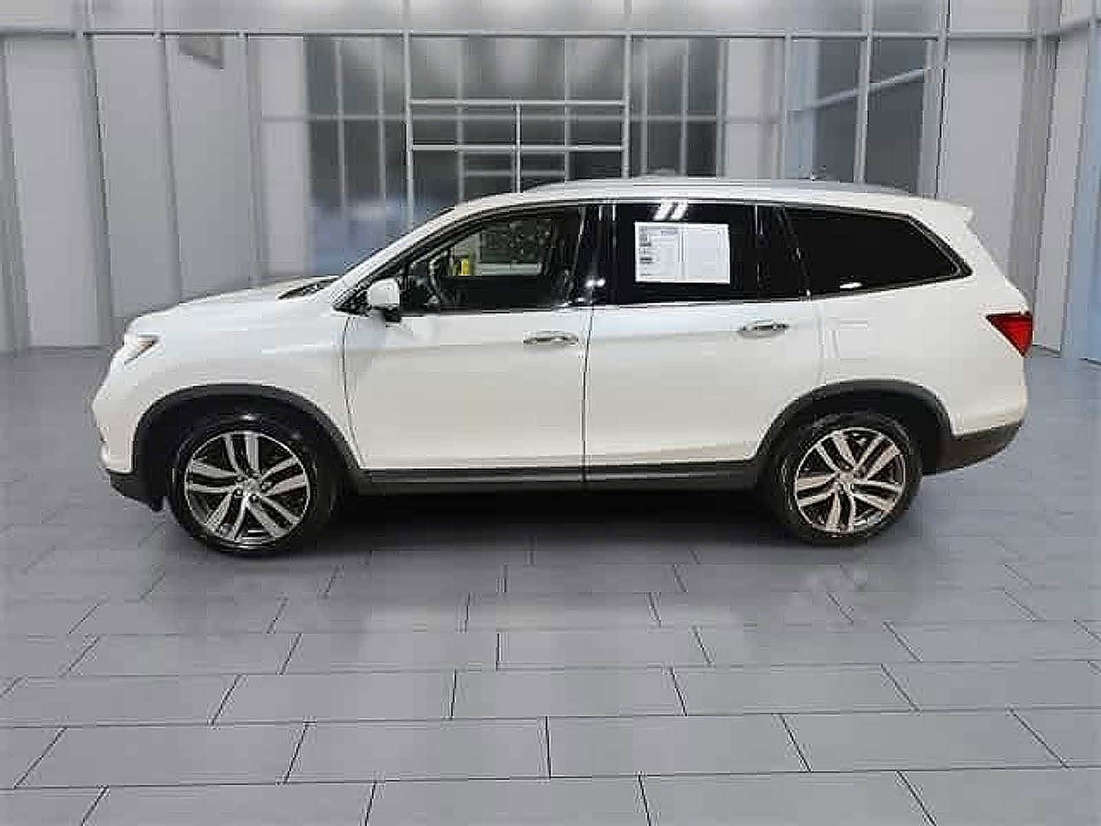 Thumbnail: 2017 Honda Pilot - 21