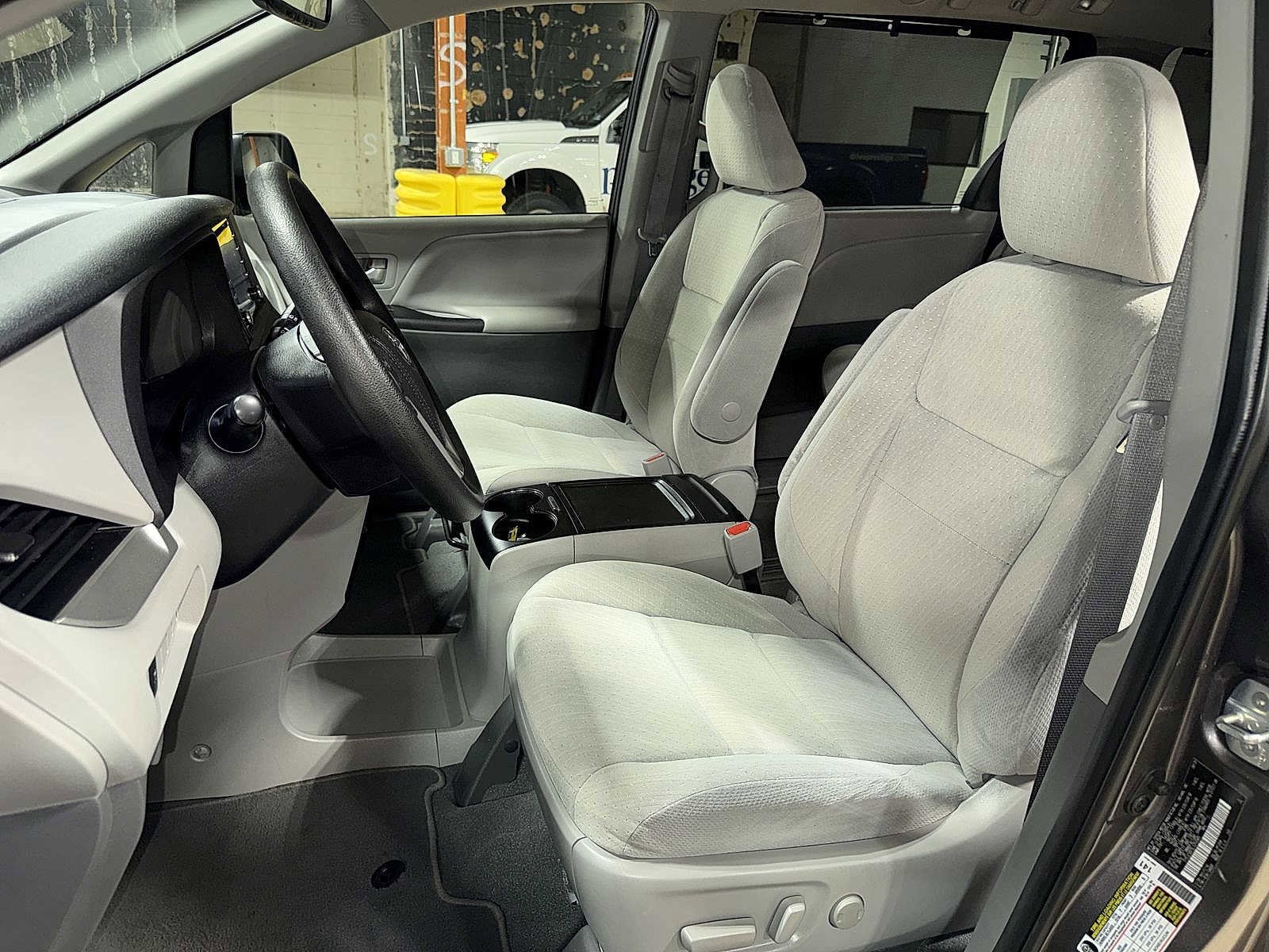 Thumbnail: 2020 Toyota Sienna - 15