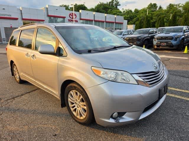 Thumbnail: 2015 Toyota Sienna - 3