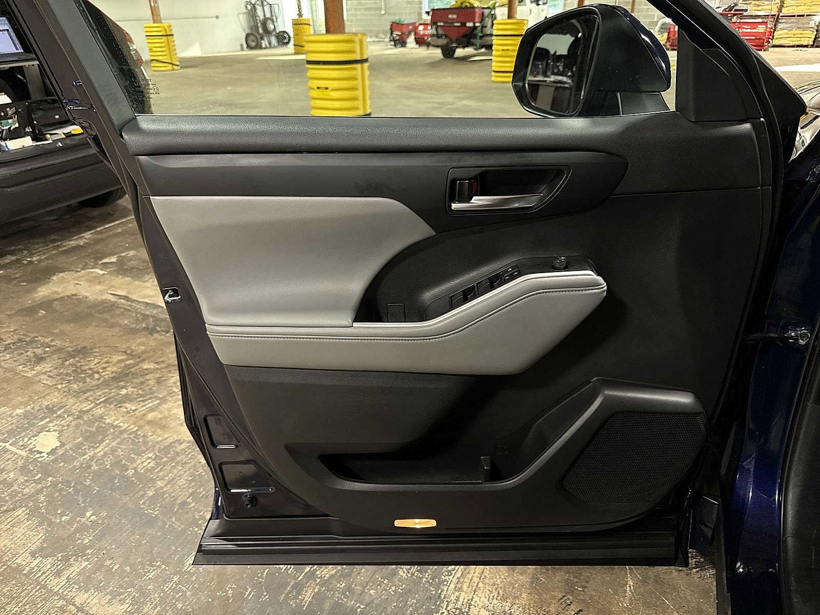 Thumbnail: 2023 Toyota Highlander - 31