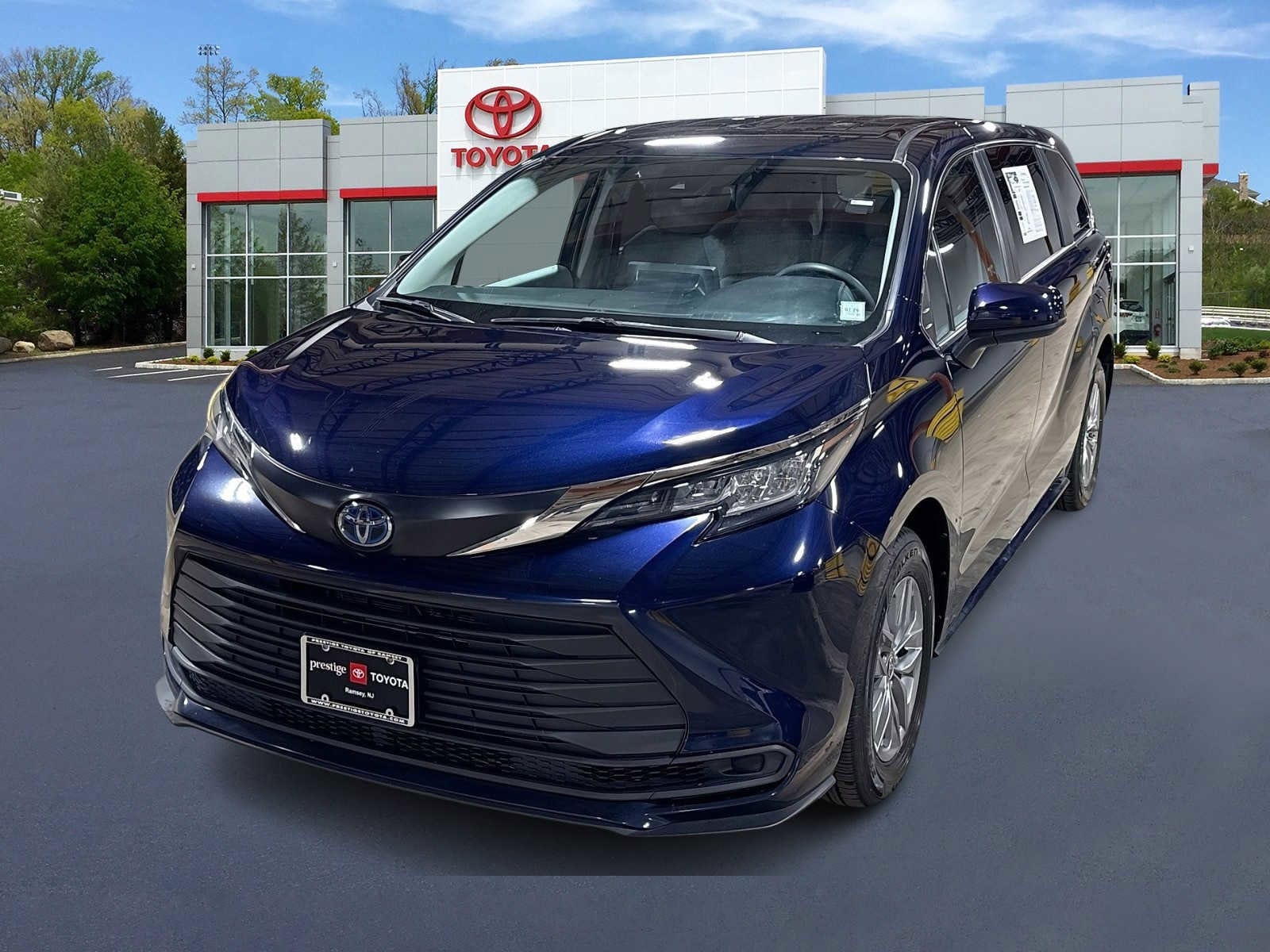 2022 Toyota Sienna LE 8-Passenger Hybrid FWD's photo