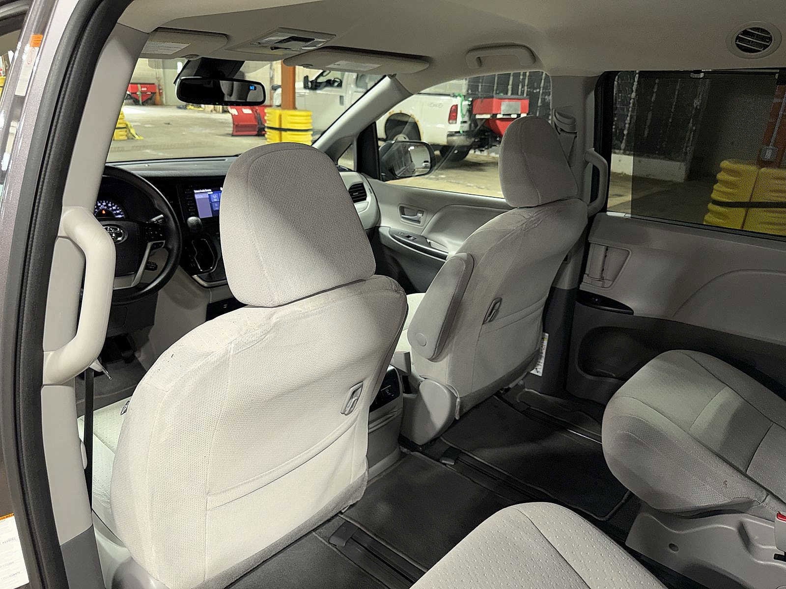 Thumbnail: 2020 Toyota Sienna - 29