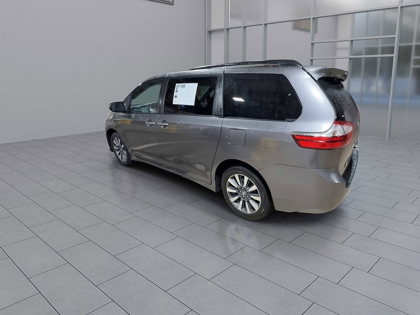 Thumbnail: 2020 Toyota Sienna - 5