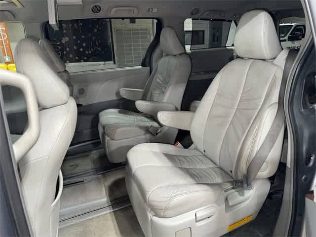 Thumbnail: 2011 Toyota Sienna - 16