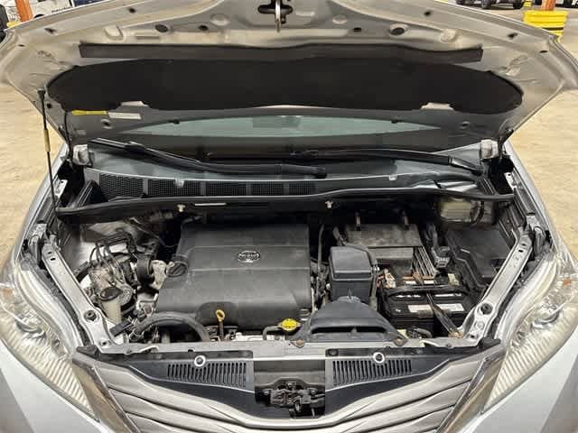 Thumbnail: 2011 Toyota Sienna - 11