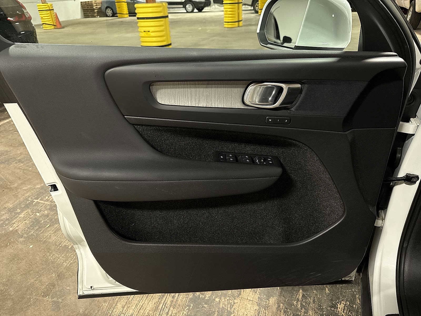 Thumbnail: 2023 Volvo XC40 - 31