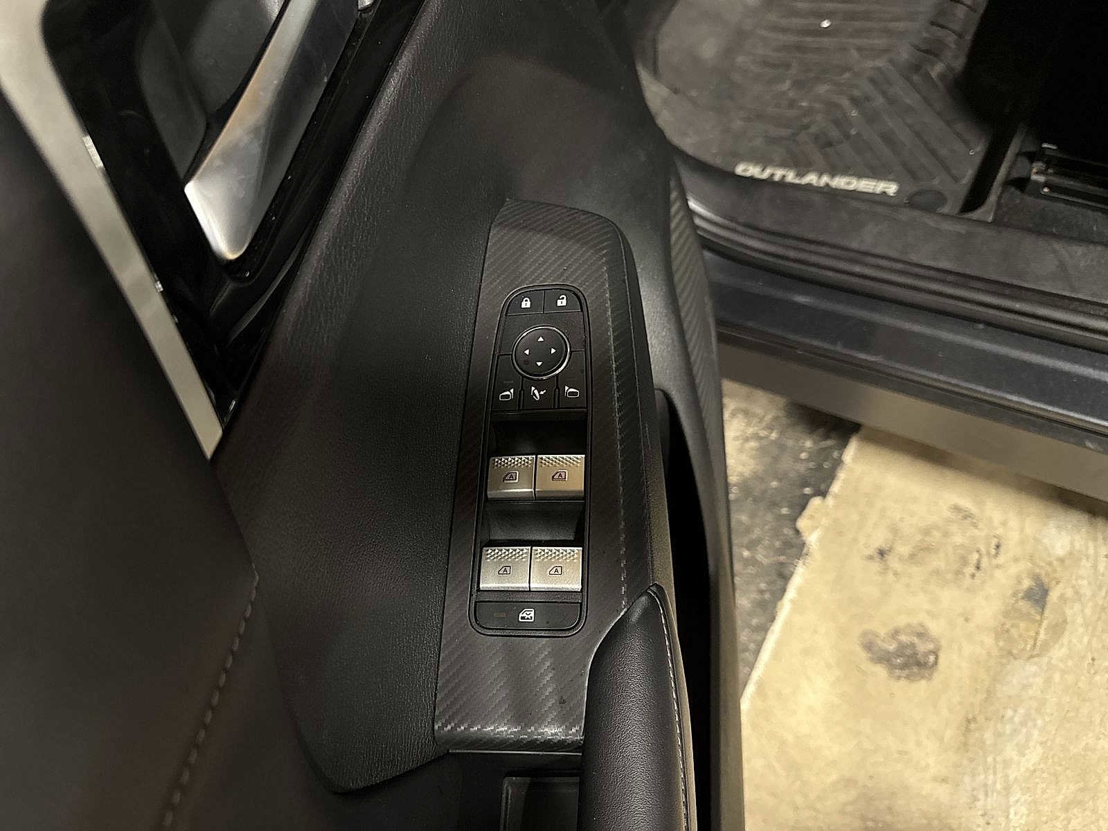 Thumbnail: 2024 Mitsubishi Outlander - 23