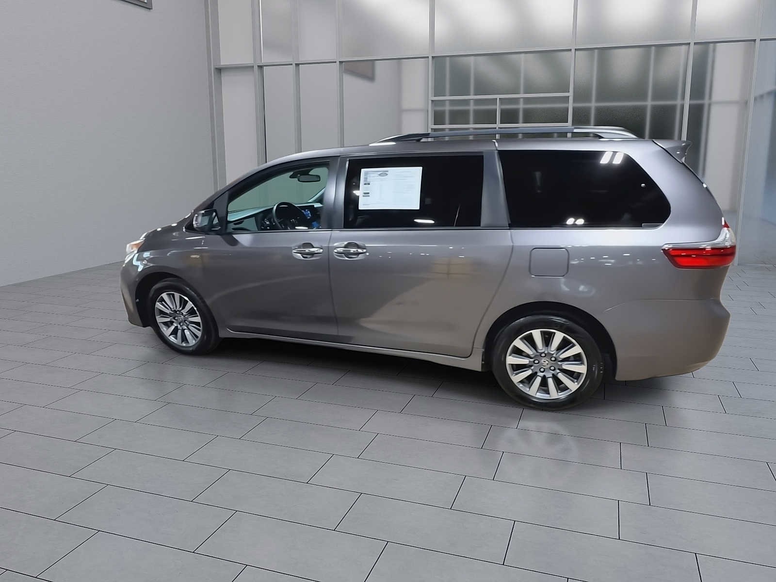 Thumbnail: 2020 Toyota Sienna - 6