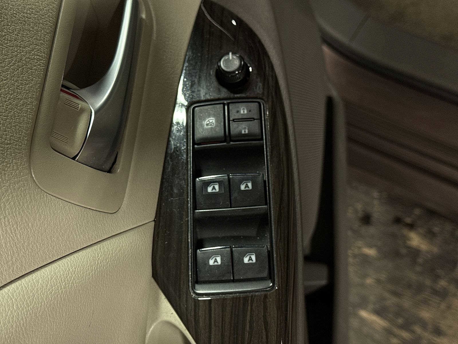 Thumbnail: 2018 Toyota Sienna - 23