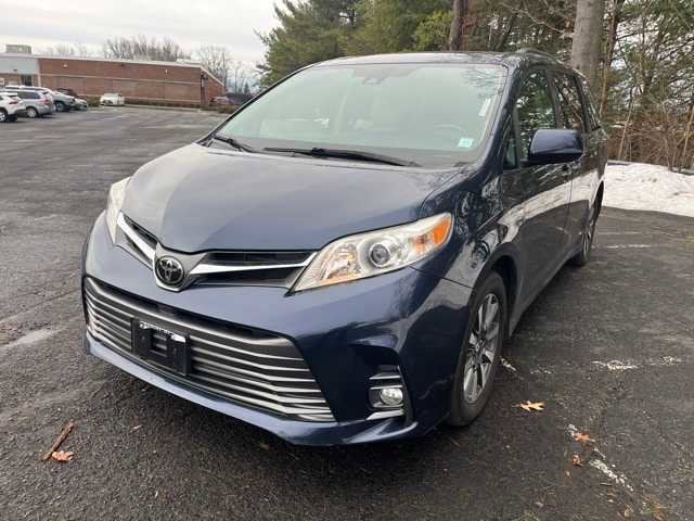 2019 Toyota Sienna XLE Premium's photo