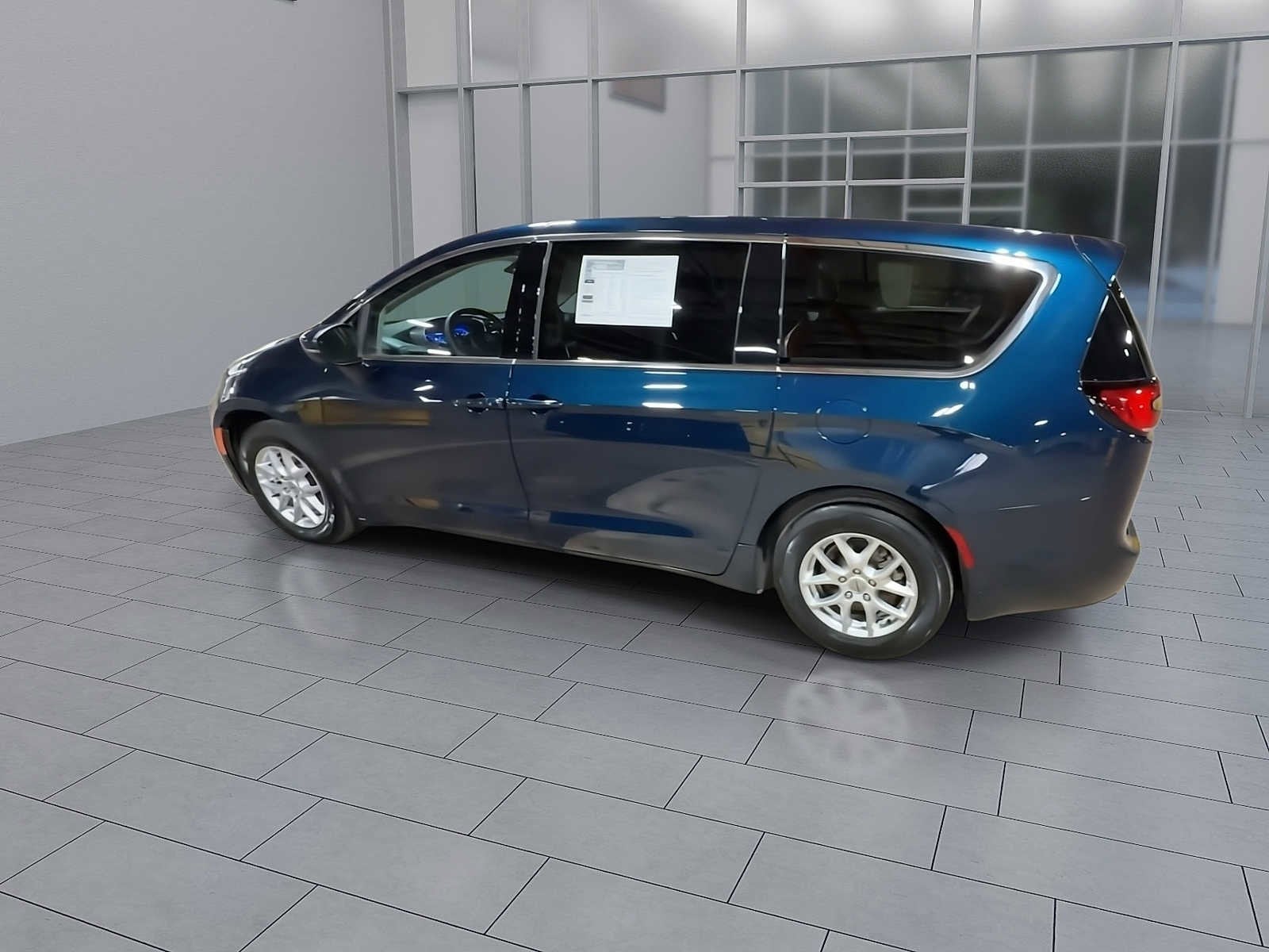 Thumbnail: 2023 Chrysler Pacifica - 6