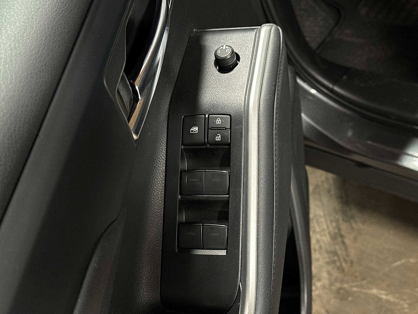 Thumbnail: 2023 Toyota Highlander - 23