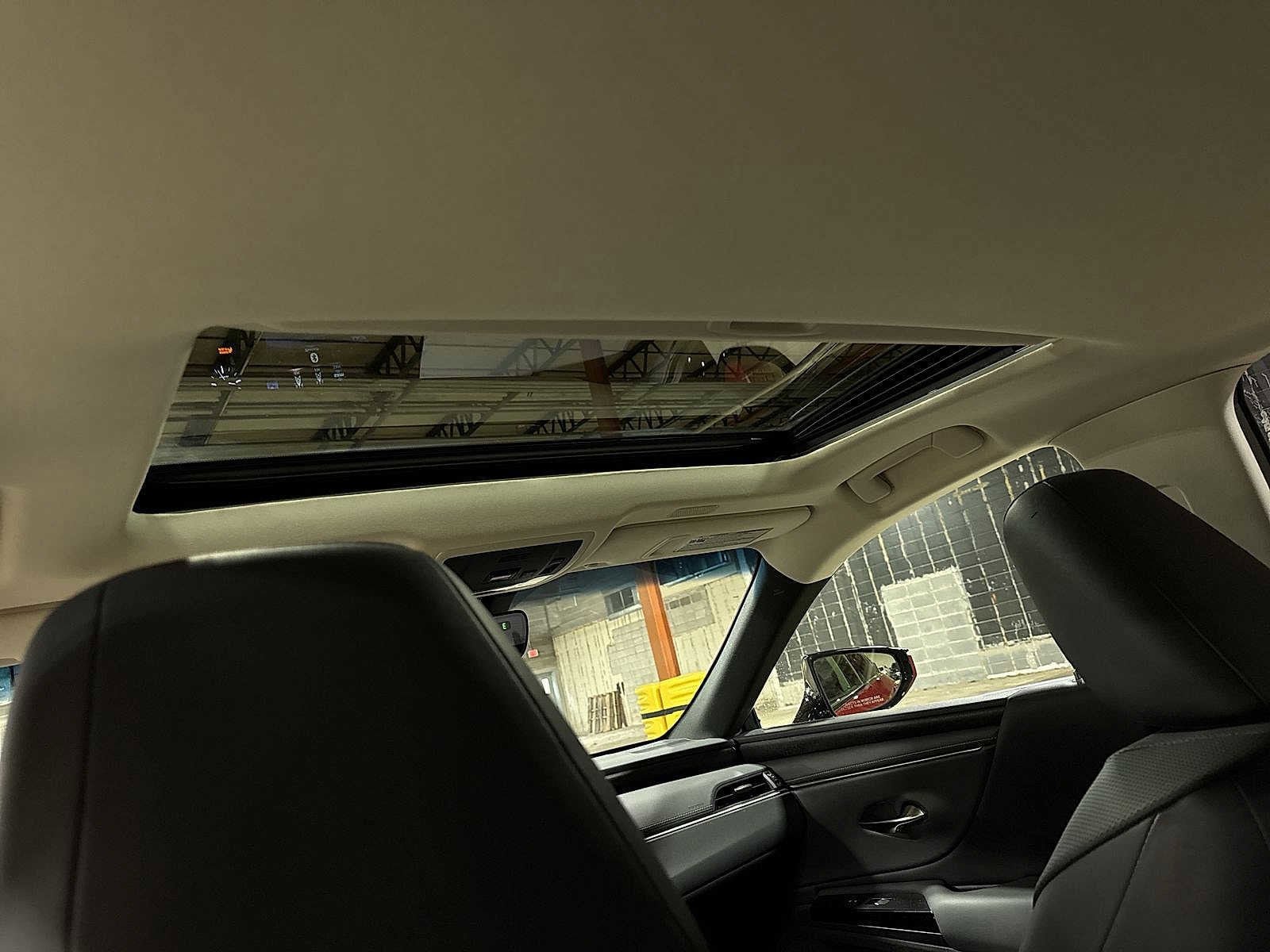 Thumbnail: 2022 Lexus ES - 24