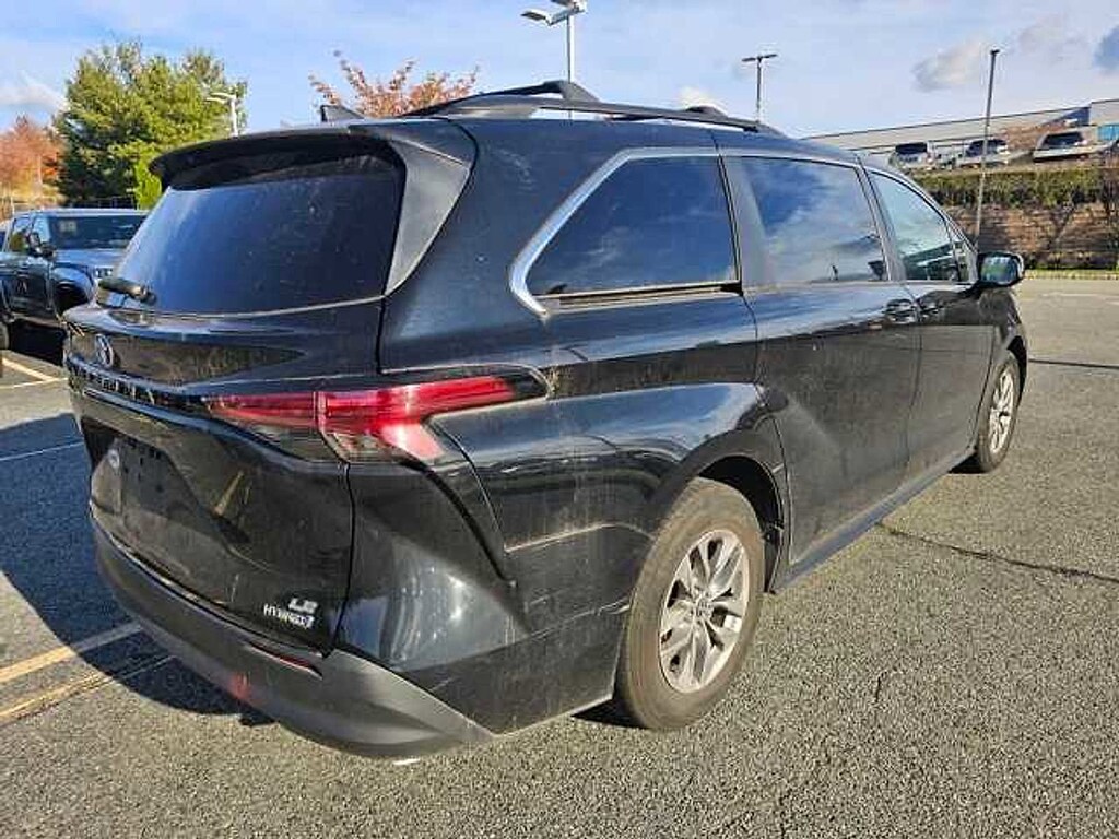 Used 2022 Toyota Sienna LE 8 Passenger Van Passenger Van