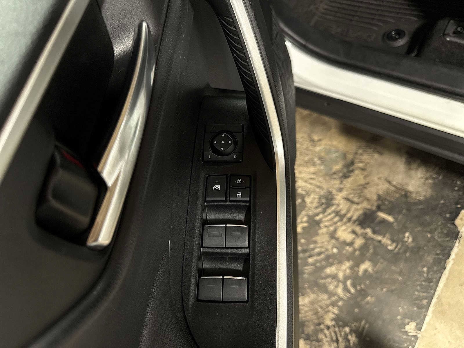 Thumbnail: 2022 Toyota RAV4 - 22