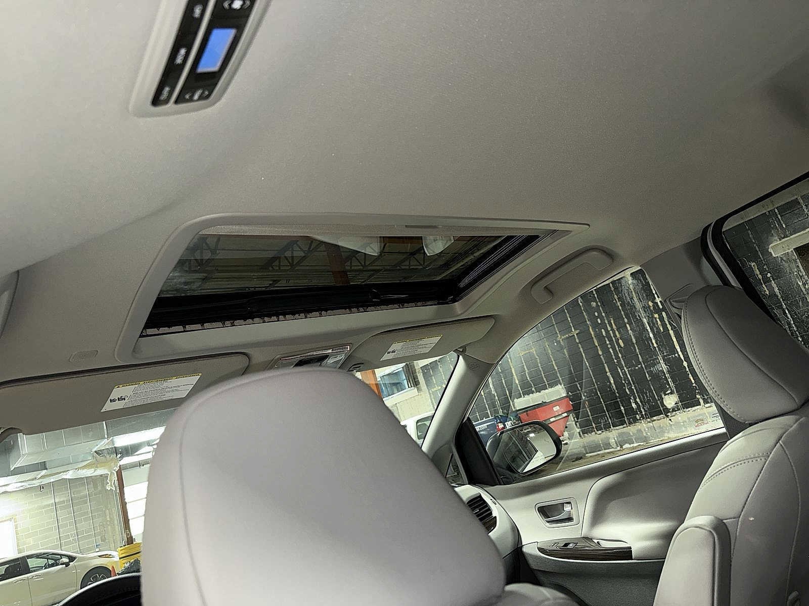 Thumbnail: 2020 Toyota Sienna - 25