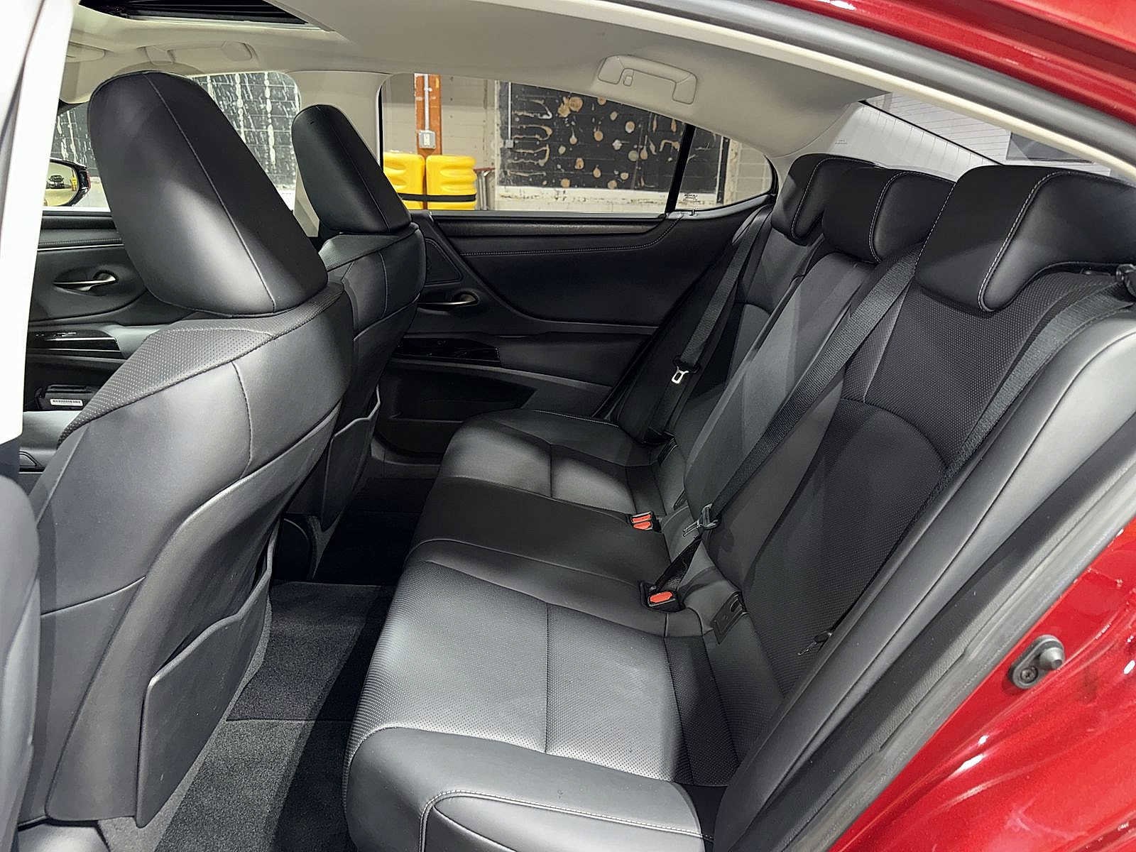 Thumbnail: 2022 Lexus ES - 17