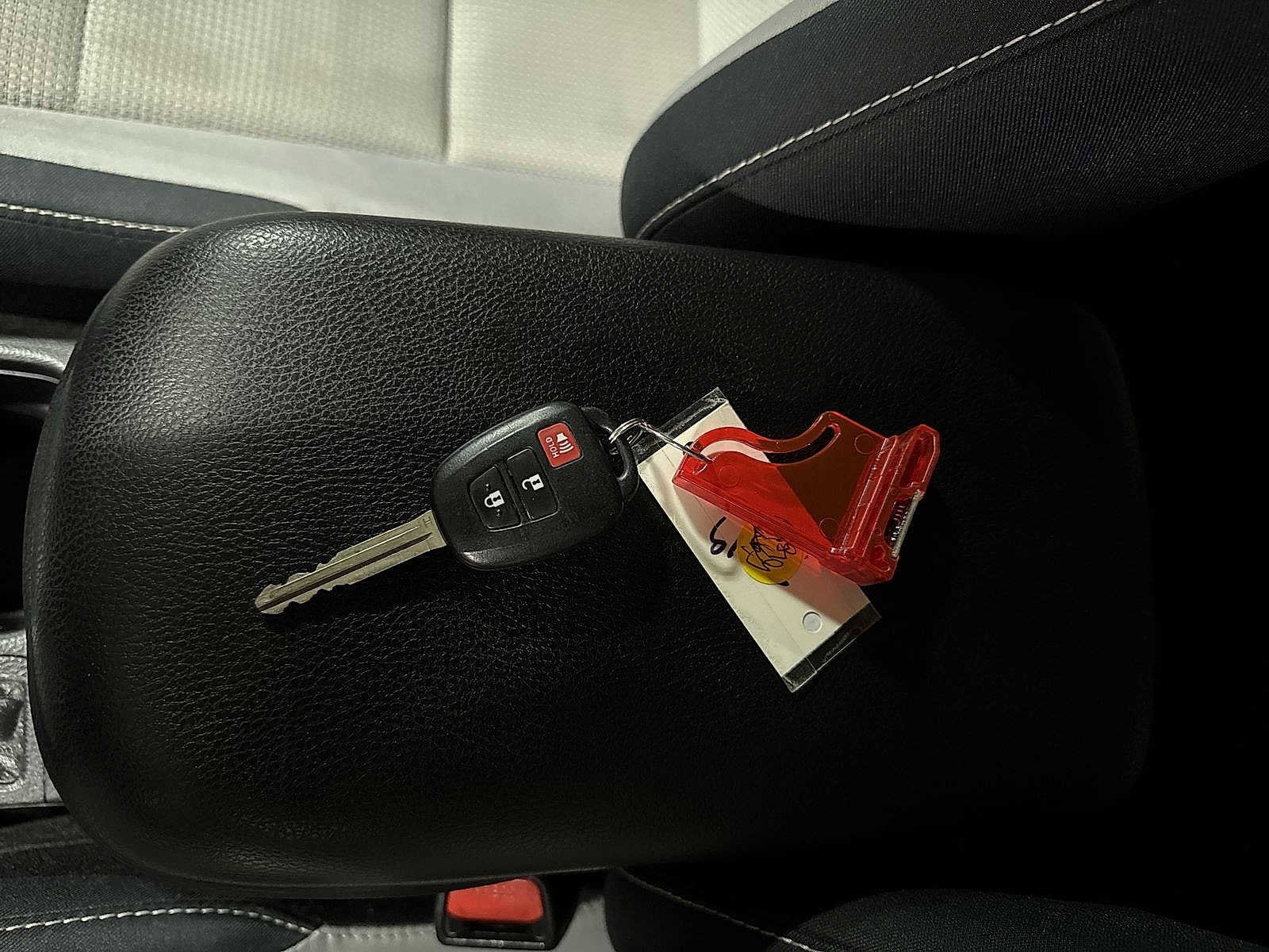 Thumbnail: 2017 Toyota RAV4 - 32