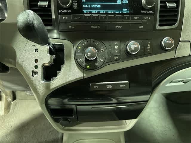 Thumbnail: 2011 Toyota Sienna - 21