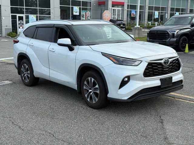Thumbnail: 2022 Toyota Highlander - 3