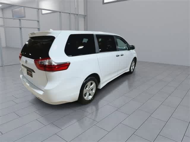 2020 Toyota Sienna SE 8