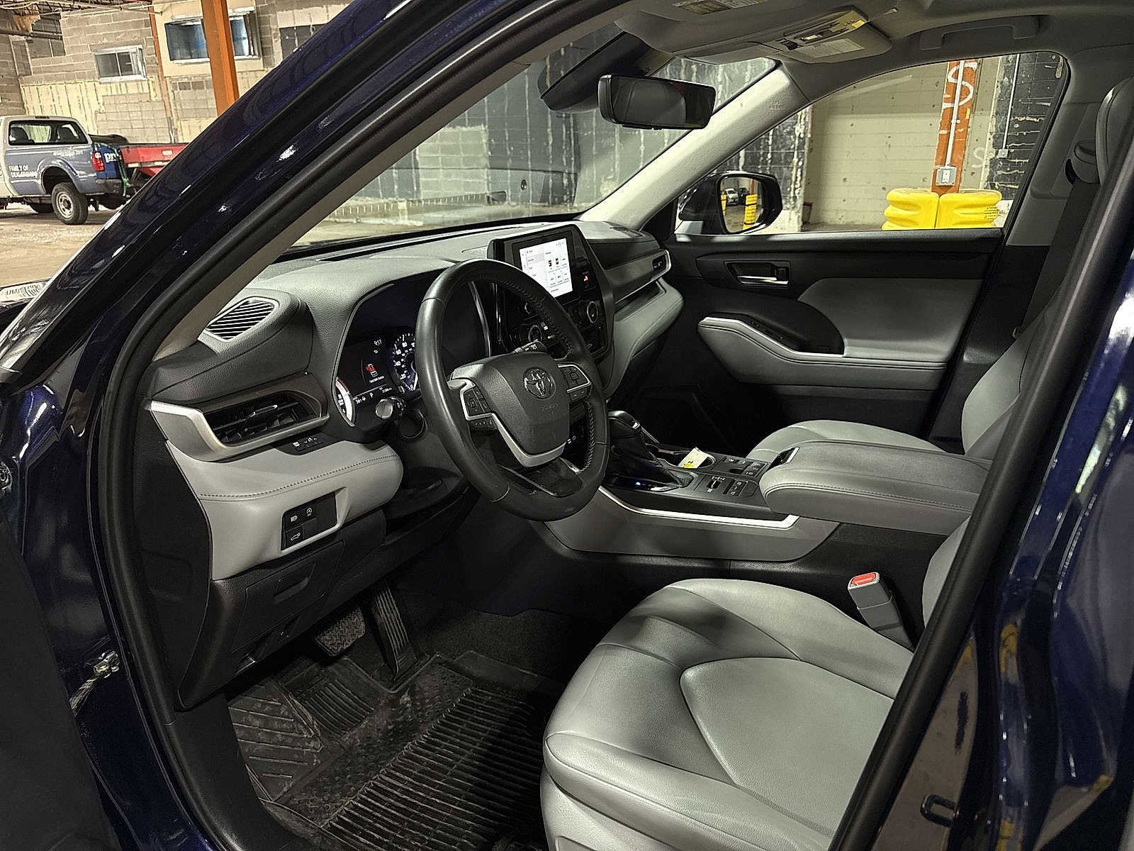 Thumbnail: 2023 Toyota Highlander - 30