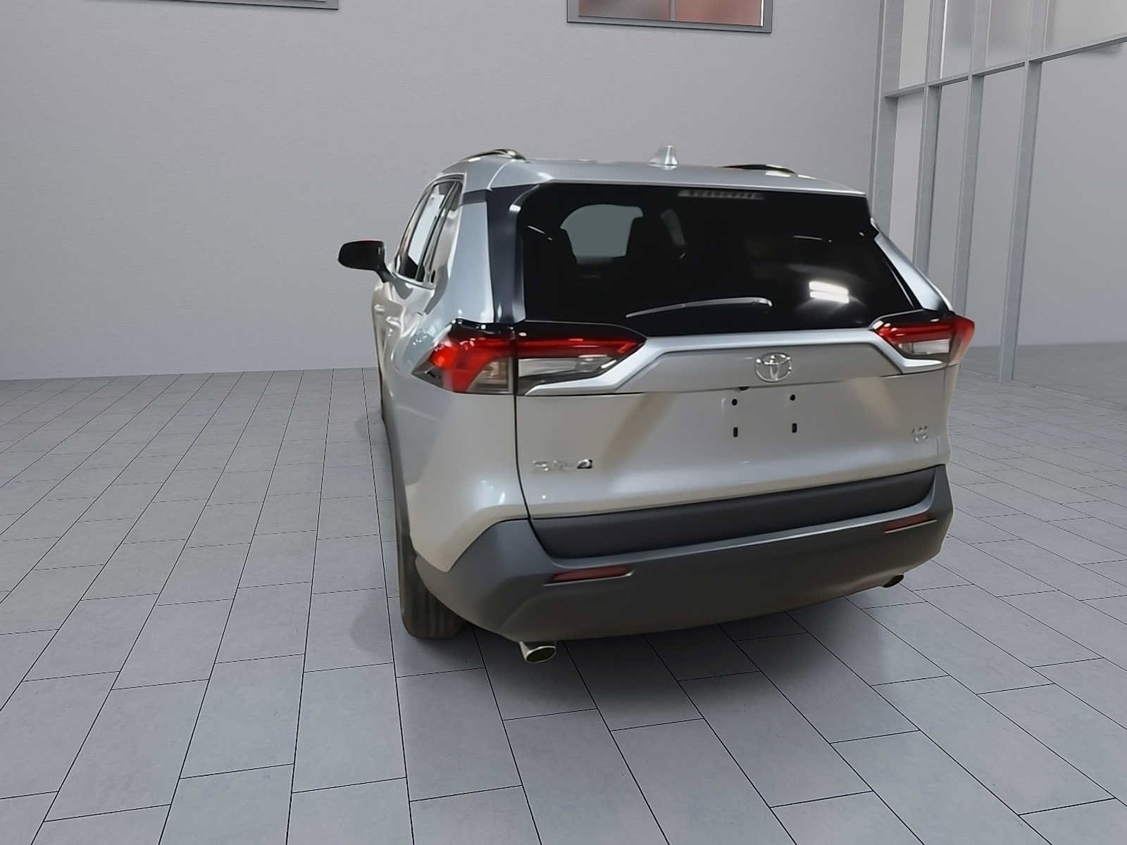 2025 Toyota RAV4 XLE - Photo 6